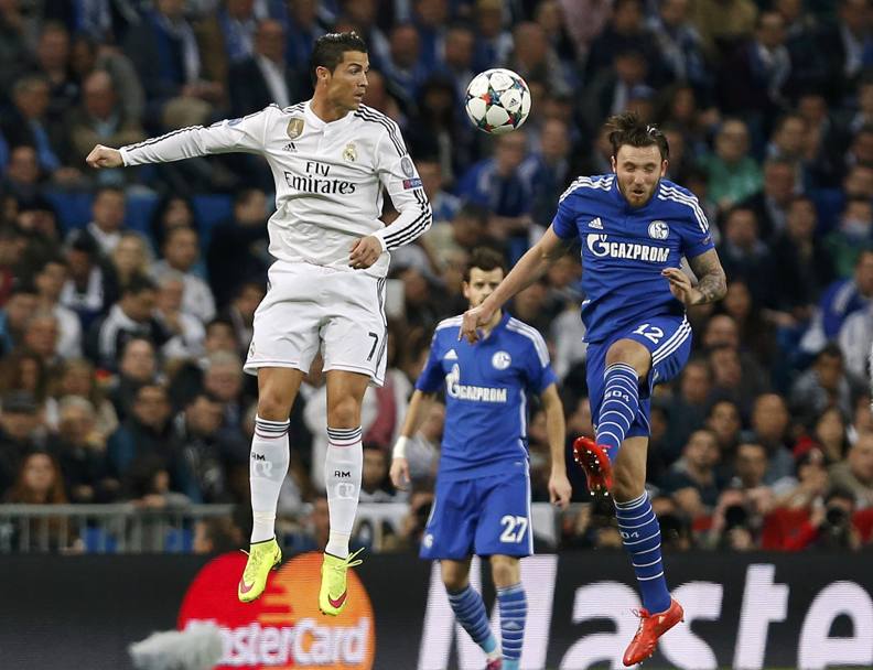 Cristiano Ronaldo intuisce che deve dare la sveglia e sale in cielo a colpire di testa. Reuters 